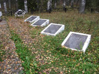 Памятник героям-пограничникам 33-го погранотряда: плиты справа. 2010 год, октябрь