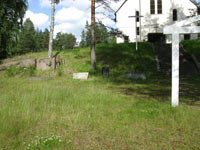Лютеранская церковь Вуоксенранта (Vuoksenranta) — надгробия на поляне перед кирхой. 2009 год, июль.